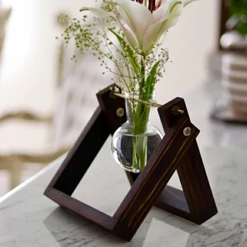گلدان چوبی خاص با یک حباب شیشه ای برف پاییزه
